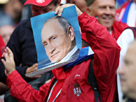 Фото президента России Владимира Путина в руках сербского болельщика во врема матча ЧМ Фото президента России Владимира Путина в руках сербского болельщика во врема матча ЧМ