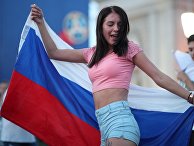 Болельщики празднуют победу сборной России Болельщики празднуют победу сборной России