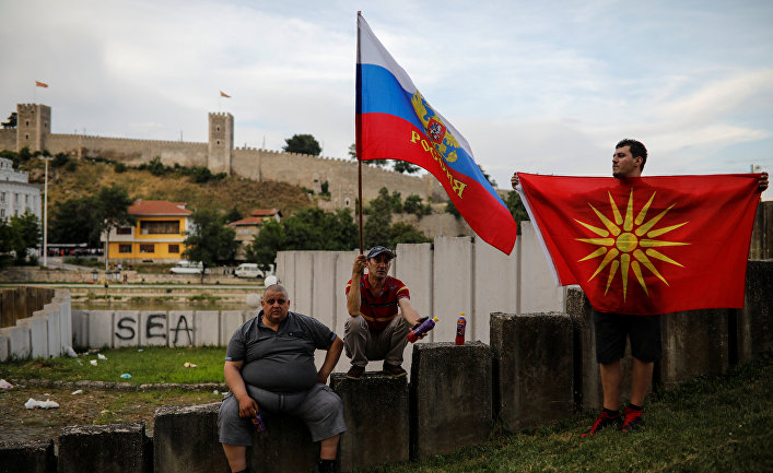 Сторонники партии ВМРО-ДПМНЕ с флагами Македонии и России в Скопье. 2 июня 2018