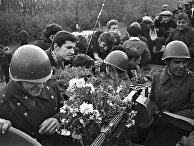Советские войска, возвращающиеся из Чехословакии Советские войска, возвращающиеся из Чехословакии