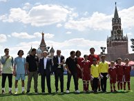 Президент РФ В. Путин посетил парк футбола на Красной площади Президент РФ В. Путин посетил парк футбола на Красной площади