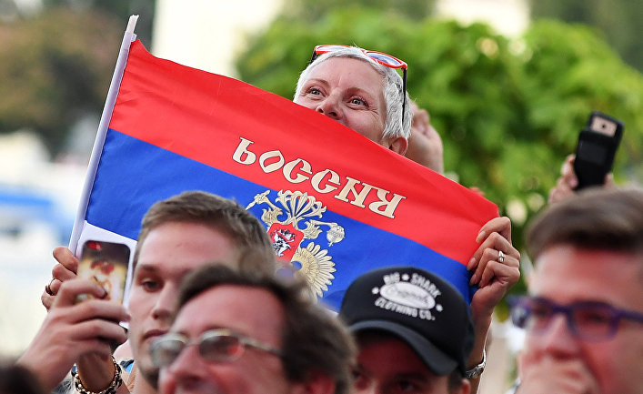 Болельщики празднуют победу сборной России