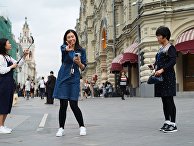 Туристы на Никольской улице в Москве