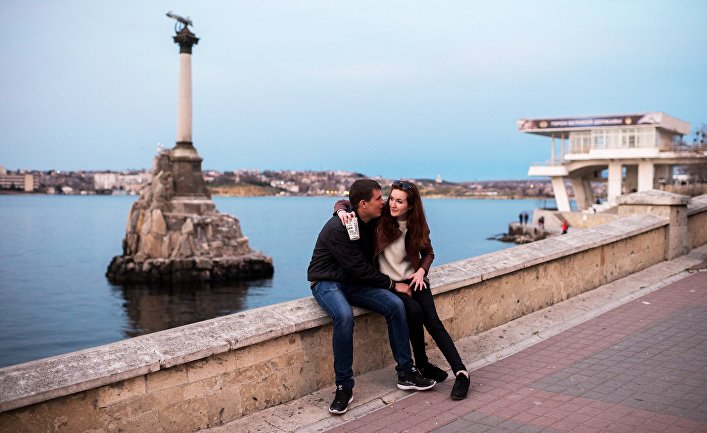 Молодые люди на набережной в Севастополе