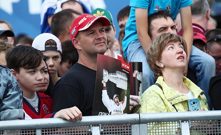 Александр Овечкин демонстрирует Кубок Стэнли в фан-зоне чемпионата мира в Москве
