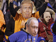Футбольные болельщики в США в масках, изображающих президентом Трампа и Путина Футбольные болельщики в США в масках, изображающих президентом Трампа и Путина