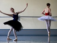 Учащиеся Новосибирского государственного хореографического училища во время урока в балетном классе