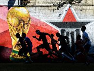 Игроки молодежного футбольного клуба во время разминки на футбольной площадке в Петроградском районе Санкт-Петербурга Игроки молодежного футбольного клуба во время разминки на футбольной площадке в Петроградском районе Санкт-Петербурга