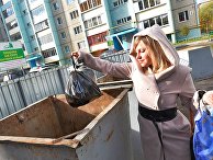 Девушка выбрасывает мусор в городе Миасс Челябинской области. Девушка выбрасывает мусор в городе Миасс Челябинской области.