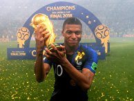 Килиан Мбаппе (Франция) на церемонии награждения победителей чемпионата мира по футболу FIFA 2018 года на стадионе "Лужники" Килиан Мбаппе (Франция) на церемонии награждения победителей чемпионата мира по футболу FIFA 2018 года на стадионе "Лужники"