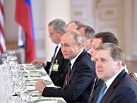 Президент РФ Владимир Путин во время российско-американских переговоров в расширенном составе в президентском дворце в Хельсинки. 16 июля 2018 Президент РФ Владимир Путин во время российско-американских переговоров в расширенном составе в президентском дворце в Хельсинки. 16 июля 2018