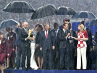 Президент ФИФА Джанни Инфантино, президент РФ Владимир Путин, президент Франции Эммануэль Макрон и президент Хорватии Колинда Грабар-Китарович (слева направо) на церемонии награждения победителей чемпионата мира по футболу FIFA 2018 года на стадионе "Лужники" Президент ФИФА Джанни Инфантино, президент РФ Владимир Путин, президент Франции Эммануэль Макрон и президент Хорватии Колинда Грабар-Китарович (слева направо) на церемонии награждения победителей чемпионата мира по футболу FIFA 2018 года на стадионе "Лужники"