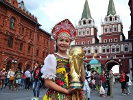 Болельщица с кубком на Манежной площади в Москве