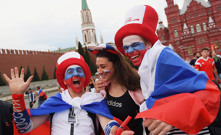 Болельщики на Красной площади в Москве
