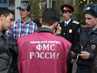 Казак, сотрудник Федеральной миграционной службы РФ и сотрудник правоохранительных органов проверяют документы во время патрулирования улиц Краснодара Казак, сотрудник Федеральной миграционной службы РФ и сотрудник правоохранительных органов проверяют документы во время патрулирования улиц Краснодара