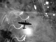 Бомбардировщик Lancaster над Гамбургом Бомбардировщик Lancaster над Гамбургом