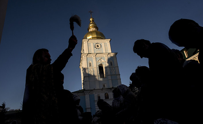 Подготовка к празднованию Пасхи во Владимирском монастыре в Киеве, Украина