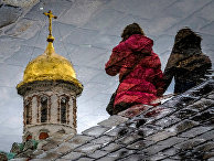 Прохожие на Красной площади в Москве. Прохожие на Красной площади в Москве.
