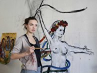 21 февраля 2012. Активистка Femen Оксана Шачко рисует на стене в своей комнате в Киеве 21 февраля 2012. Активистка Femen Оксана Шачко рисует на стене в своей комнате в Киеве
