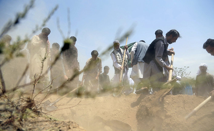 Родственники хоронят тело Мохаммеда Ахтара в Афганистане