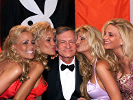 Хью Хефнер с девушками Playboy во время 52-го Каннского кинофестиваля. 14 мая 1999 Хью Хефнер с девушками Playboy во время 52-го Каннского кинофестиваля. 14 мая 1999