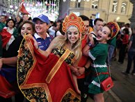 Российские болельщики празднуют победу сборной России Российские болельщики празднуют победу сборной России
