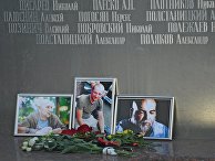 Цветы у фотографий погибших в Центральноафриканской Республике журналистов: Орхана Джемаля, Кирилла Радченко и Александра Расторгуева возле Дома журналистов в Москве. 1 августа 2018 Цветы у фотографий погибших в Центральноафриканской Республике журналистов: Орхана Джемаля, Кирилла Радченко и Александра Расторгуева возле Дома журналистов в Москве. 1 августа 2018