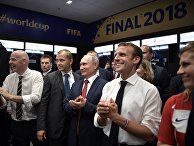 Президент РФ Владимир Путин, президент FIFA Джанни Инфантино (слева), президент Франции Эмманюэль Макрон (в центре) и президент Хорватии Колинда Грабар-Китарович поздравляют сборную Франции после финального матча чемпионата мира по футболу Президент РФ Владимир Путин, президент FIFA Джанни Инфантино (слева), президент Франции Эмманюэль Макрон (в центре) и президент Хорватии Колинда Грабар-Китарович поздравляют сборную Франции после финального матча чемпионата мира по футболу