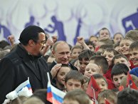Владимир Путин и Стивен Сигал в новом спортивном дворце на территории учебно-спортивного комплекса «Самбо-70» Владимир Путин и Стивен Сигал в новом спортивном дворце на территории учебно-спортивного комплекса «Самбо-70»