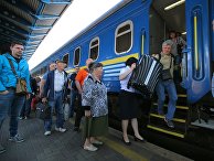 Пассажиры поезда №005 "Украина" по маршруту Москва-Киев на перроне Центрального вокзал в Киев Пассажиры поезда №005 "Украина" по маршруту Москва-Киев на перроне Центрального вокзал в Киев