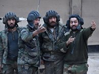 Военнослужащие в районе бывшего лагеря палестинских беженцев Ярмук в южном пригороде Дамаска Военнослужащие в районе бывшего лагеря палестинских беженцев Ярмук в южном пригороде Дамаска