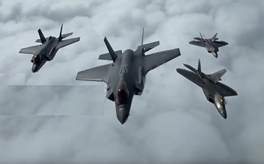 F-22 схлестнулись с F-35 в небе Норвегии из-за России F-22 схлестнулись с F-35 в небе Норвегии из-за России