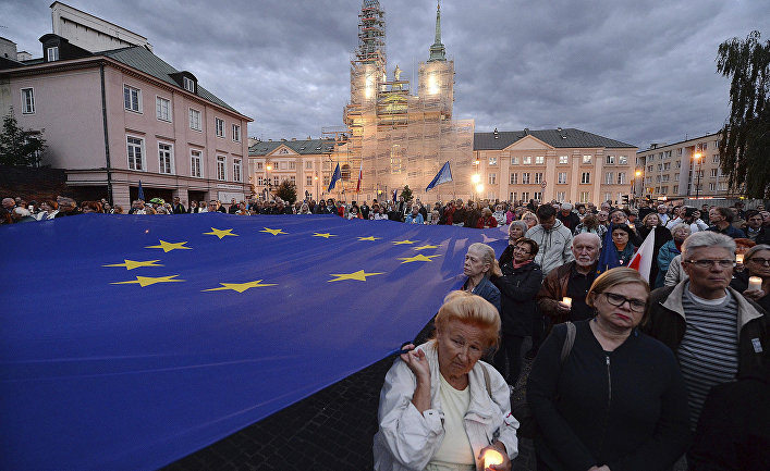 Акция протеста против изменения судебной системы в Варшаве Акция протеста против изменения судебной системы в Варшаве