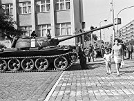 Советский танк на одной из улиц Праги в августе 1968 года Советский танк на одной из улиц Праги в августе 1968 года