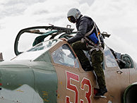 Пилот садится в штурмовик Су-25 ВКС России на авиабазе Хмеймим в Сирии Пилот садится в штурмовик Су-25 ВКС России на авиабазе Хмеймим в Сирии
