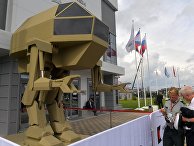 Управляемый прямоходящий робот с рабочим названием "Игорек" весом 4,5 т, разработанный концерном "Калашников" на форуме "Армия-2018"