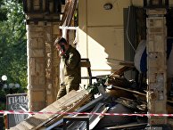 Сотрудник спецслужб у здания кафе "Сепар" в Донецке, где произошел взрыв в результате которого погиб глава ДНР Александр Захарченко. 1 сентября 2018 Сотрудник спецслужб у здания кафе "Сепар" в Донецке, где произошел взрыв в результате которого погиб глава ДНР Александр Захарченко. 1 сентября 2018