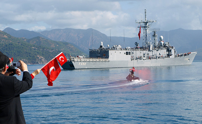 Турецкий фрегат TCG Gemlik у военно-морской базы Аксаза в средиземном море Турецкий фрегат TCG Gemlik у военно-морской базы Аксаза в средиземном море
