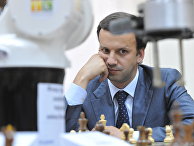Помощник президента РФ Аркадий Дворкович сыграл партию с шахматным роботом Помощник президента РФ Аркадий Дворкович сыграл партию с шахматным роботом