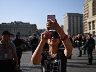 Туристка во время закрытия летнего сезона "Военные оркестры в парках" в Москве Туристка во время закрытия летнего сезона "Военные оркестры в парках" в Москве