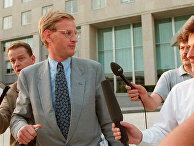 Карл Бильдт покидает Госдепартамент США в Вашингтоне 2 августа 1995 года Карл Бильдт покидает Госдепартамент США в Вашингтоне 2 августа 1995 года