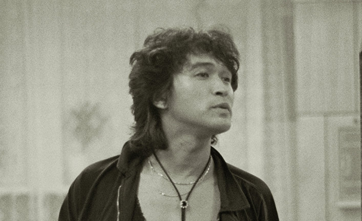 Виктор Цой перед концертом. 1990 год