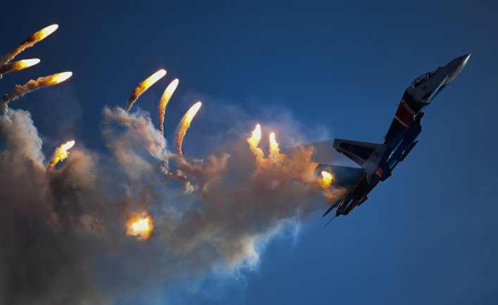 Многоцелевой истребитель Су-30СМ пилотажной группы "Русские витязи" на закрытии IV Международного военно-технического форума "Армия-2018"