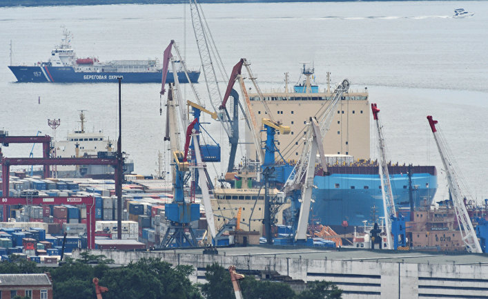 Контейнеровоз Venta Maersk в порту Владивостока