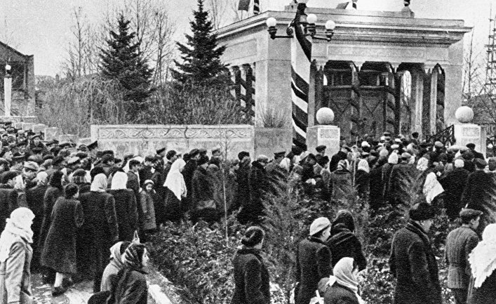 Жители Гори собрались на траурный митинг в момент похорон Иосифа Сталина