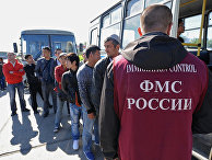 Сотрудник ФМС России с задержанными во время рейда на одном из рынков Челябинска Сотрудник ФМС России с задержанными во время рейда на одном из рынков Челябинска