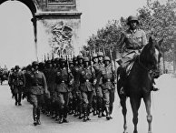 14 июня 1940. Немецкие войска маршируют на Елисейских Полях в Париже, Франция 14 июня 1940. Немецкие войска маршируют на Елисейских Полях в Париже, Франция