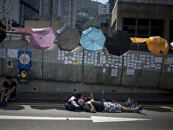 Сторонники протестного движения Occupy Central лежат на проезжей части в районе Admiralty в Гонконге Сторонники протестного движения Occupy Central лежат на проезжей части в районе Admiralty в Гонконге