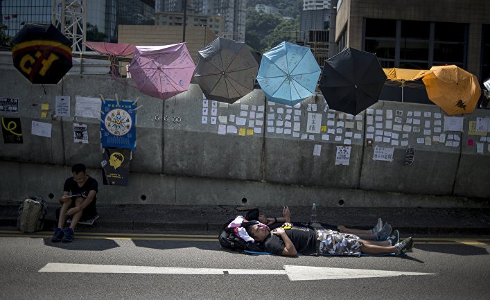 Сторонники протестного движения Occupy Central лежат на проезжей части в районе Admiralty в Гонконге