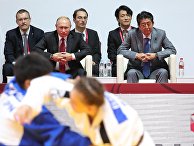 Президент РФ Владимир Путин и премьер-министр Японии Синдзо Абэ во время посещения финала Международного турнира по дзюдо имени Дзигоро Кано среди юниоров и юниорок в КСК "Фетисов-Арена" во Владивостоке. 12 сентября 2018 Президент РФ Владимир Путин и премьер-министр Японии Синдзо Абэ во время посещения финала Международного турнира по дзюдо имени Дзигоро Кано среди юниоров и юниорок в КСК "Фетисов-Арена" во Владивостоке. 12 сентября 2018